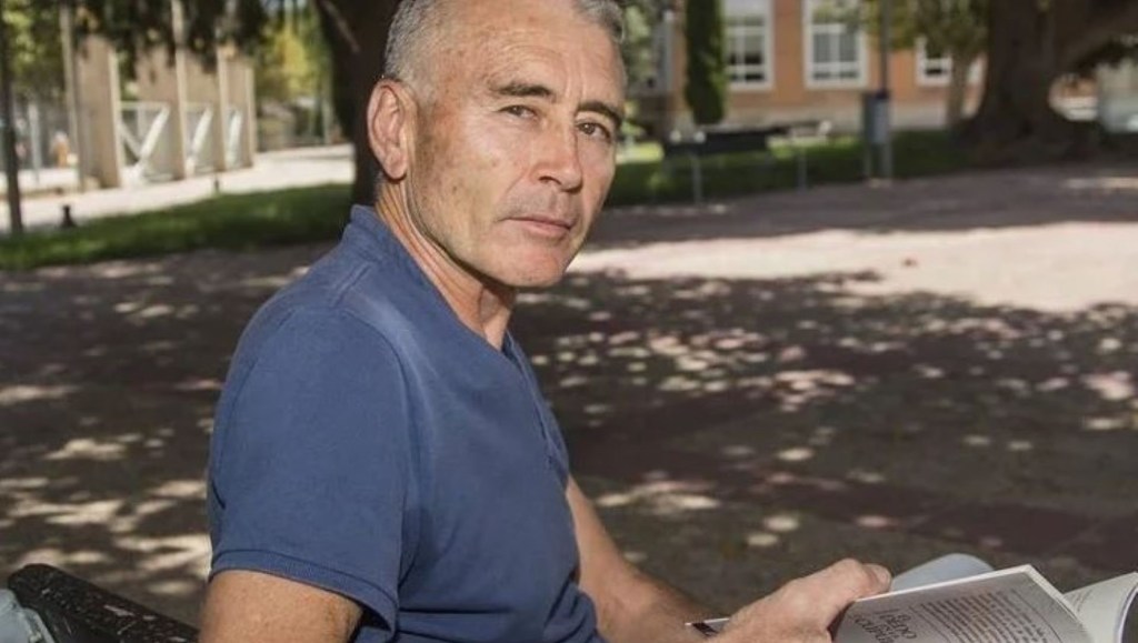 EL DEDO EN LA CÚPULA, novela de ficción sobre los entresijos de un parlamento&nbsp;regional